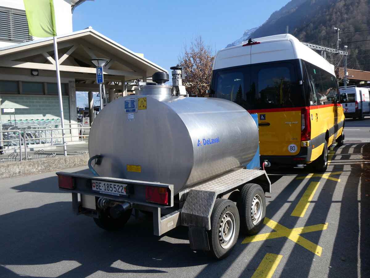 (272'215) - Milchproduzentengesellschaft, Saxeten - BE 185'522 - DeLaval Milchanhnger am 18. Februar 2025 beim Bahnhof Wilderswil