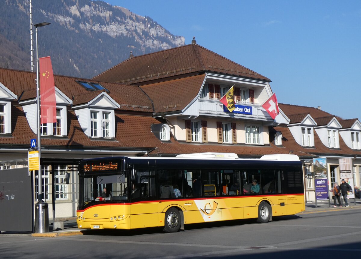 (272'245) - Hfliger, Sursee - Nr. 21/OW 16'637/PID 10'026 - Solaris am 18. Februar 2025 beim BAhnhof Interlaken Ost (Einsatz PostAuto)