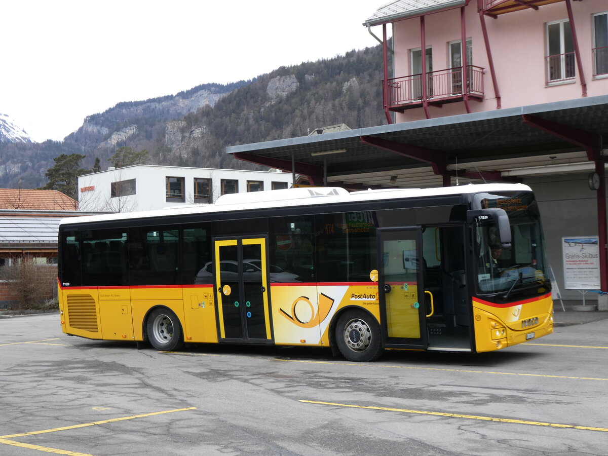 (272'254) - Flck, Brienz - Nr. 28/BE 868'728/PID 11'830 - Iveco am 20. Februar 2025 in Meiringen, Postautostation