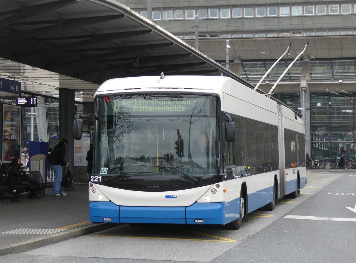 (272'263) - VBL Luzern - Nr. 221 - Hess/Hess Gelenktrolleybus am 20. Februar 2025 beim Bahnhof Luzern