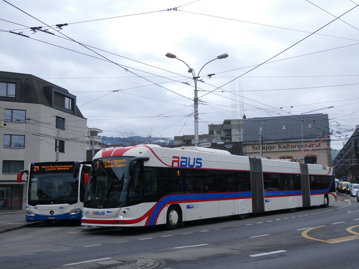 (272'272) - VBL Luzern - Nr. 407 - Hess/Hess Doppelgelenktrolleybus am 20. Februar 2025 in Kriens, Busschleife