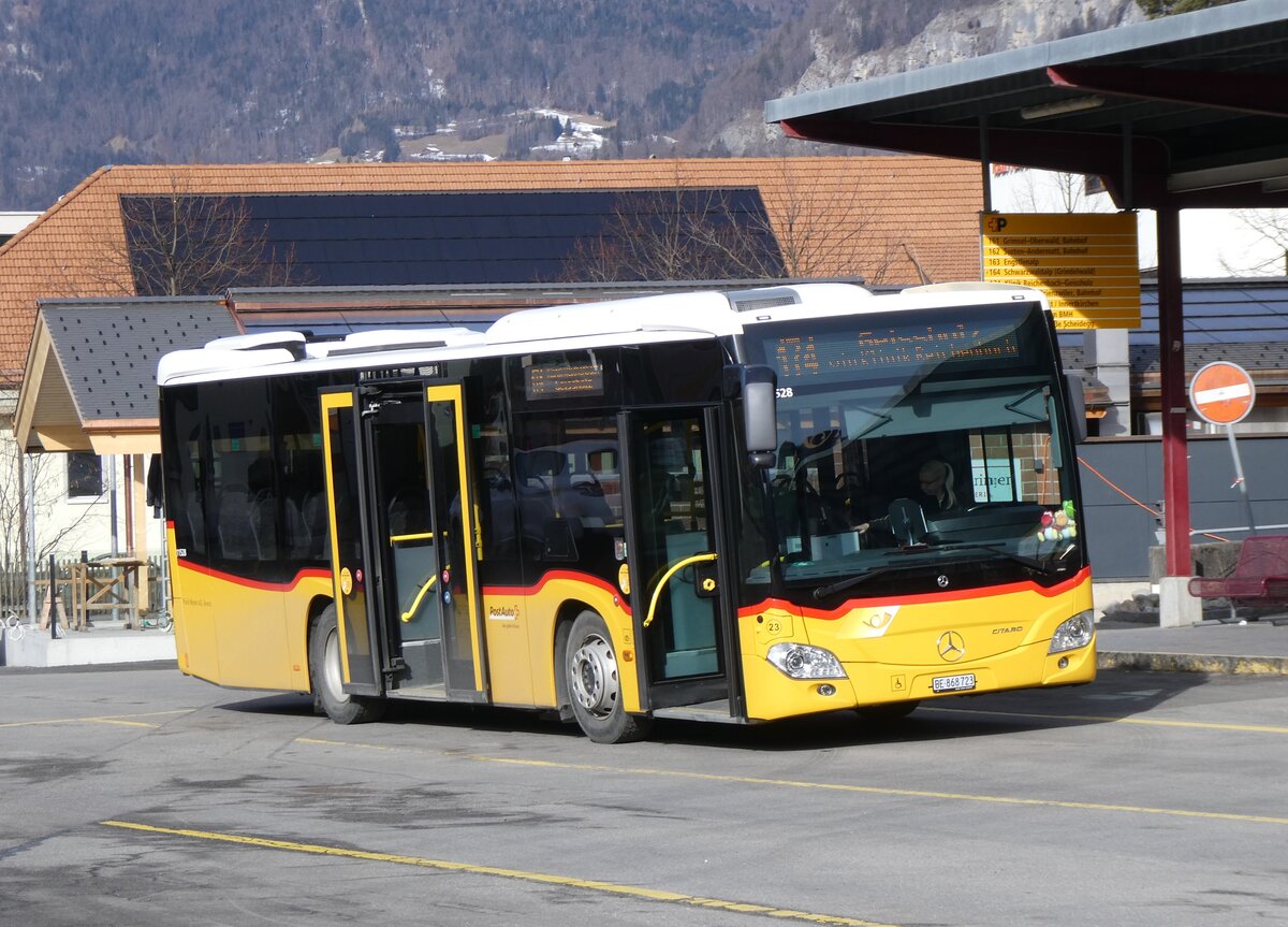 (272'286) - Flck, Brienz - Nr. 23/BE 868'723/PID 11'528 - Mercedes am 21. Februar 2025 in Meiringen, Postautostation