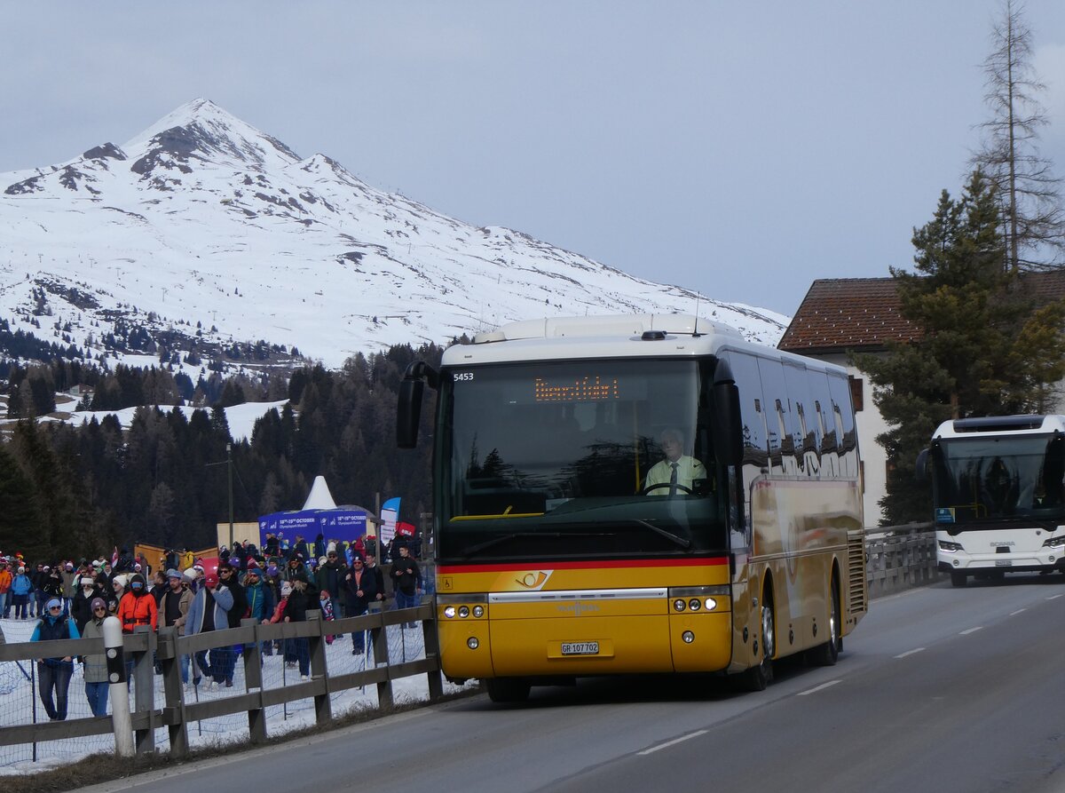 (272'367) - PostAuto Graubnden - GR 107'702/PID 5453 - Van Hool am 22. Februar 2025 in Lantsch/Lenz, Biathlon-WM