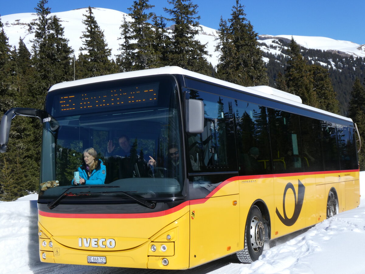 (272'579) - Flck, Brienz - Nr. 27/BE 868'727/PID 11'669 - Iveco am 2. Mrz 2025 bei der Grossen Scheidegg