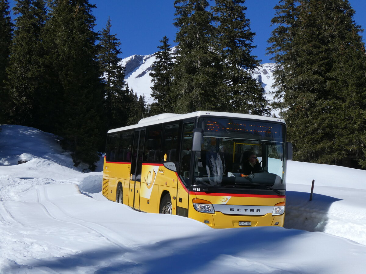 (272'583) - PostAuto Bern - BE 401'465/PID 4715 - Setra (ex AVG Meiringen Nr. 65) am 2. Mrz 2025 bei der Grossen Scheidegg