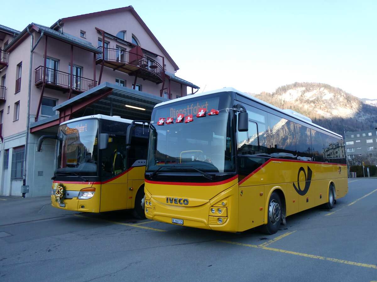 (272'606) - Flck, Brienz - Nr. 25/BE 868'725/PID 11'594 - Iveco am 2. Mrz 2025 in Meiringen, Postautostation