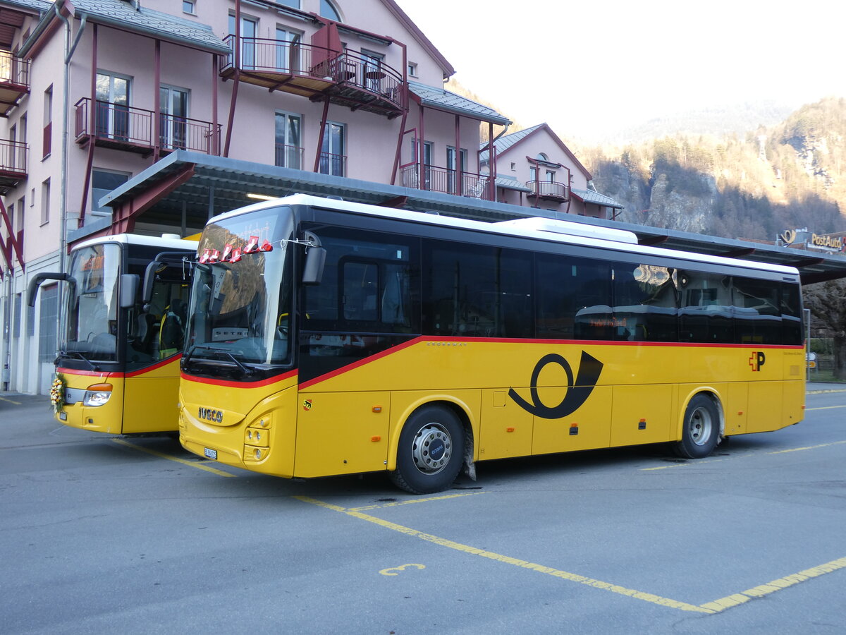 (272'608) - Flck, Brienz - Nr. 25/BE 868'725/PID 11'594 - Iveco am 2. Mrz 2025 in Meiringen, Postautostation