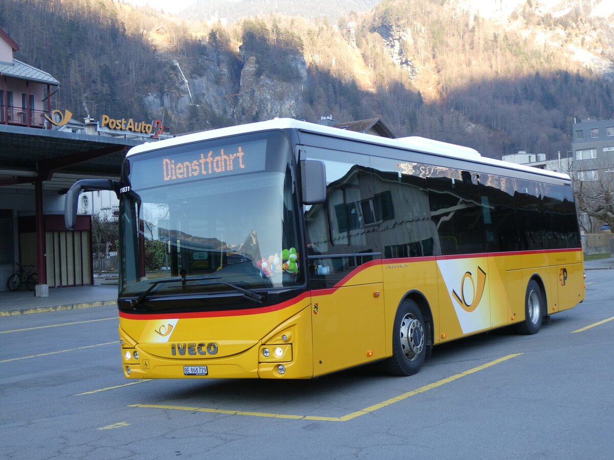 (272'609) - Flck, Brienz - Nr. 29/BE 868'729/PID 11'831 - Iveco am 2. Mrz 2025 in Meiringen, Postautostation