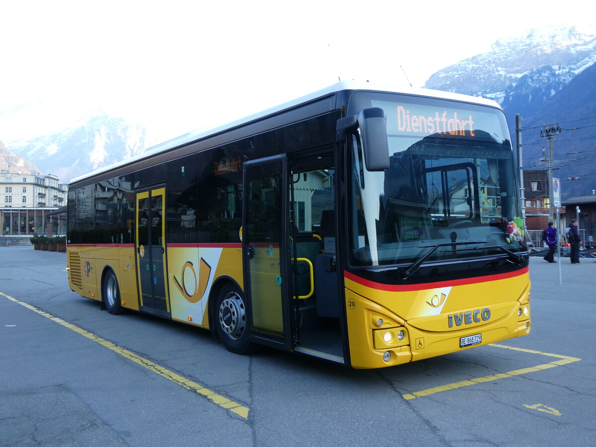 (272'610) - Flck, Brienz - Nr. 29/BE 868'729/PID 11'831 - Iveco am 2. Mrz 2025 in Meiringen, Postautostation