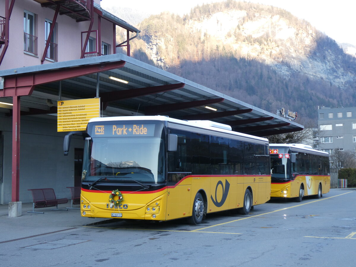 (272'611) - Flck, Brienz - Nr. 27/BE 868'727/PID 11'669 - Iveco am 2. Mrz 2025 in Meiringen, Postautostation