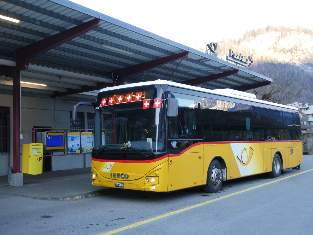 (272'613) - Flck, Brienz - Nr. 26/BE 868'726/PID 11'668 - Iveco am 2. Mrz 2025 in Meiringen, Postautostation