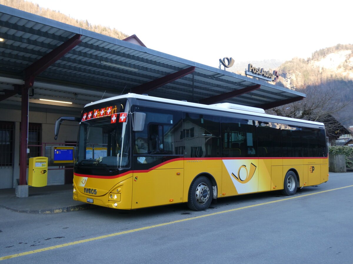 (272'614) - Flck, Brienz - Nr. 26/BE 868'726/PID 11'668 - Iveco am 2. Mrz 2025 in Meiringen, Postautostation