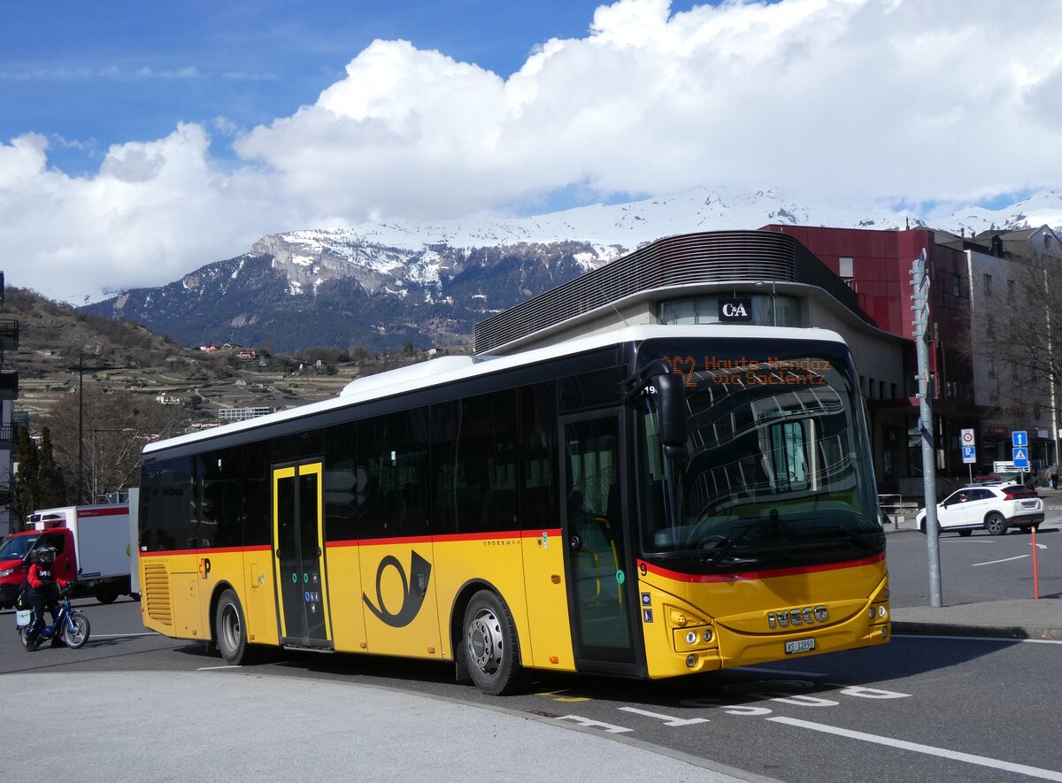 (272'790) - Lathion, Sion - Nr. 9/VS 12'990/PID 11'966 - Iveco am 11. Mrz 2025 beim Bahnhof Sion