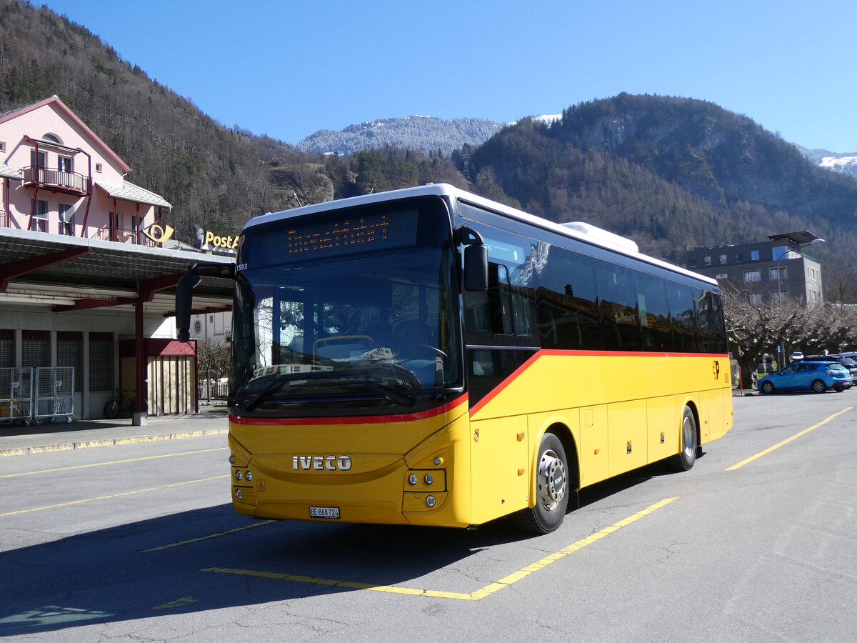 (273'062) - Flck, Brienz - Nr. 24/BE 868'724/PID 11'593 - Iveco am 18. Mrz 2025 in Meiringen, Postautostation