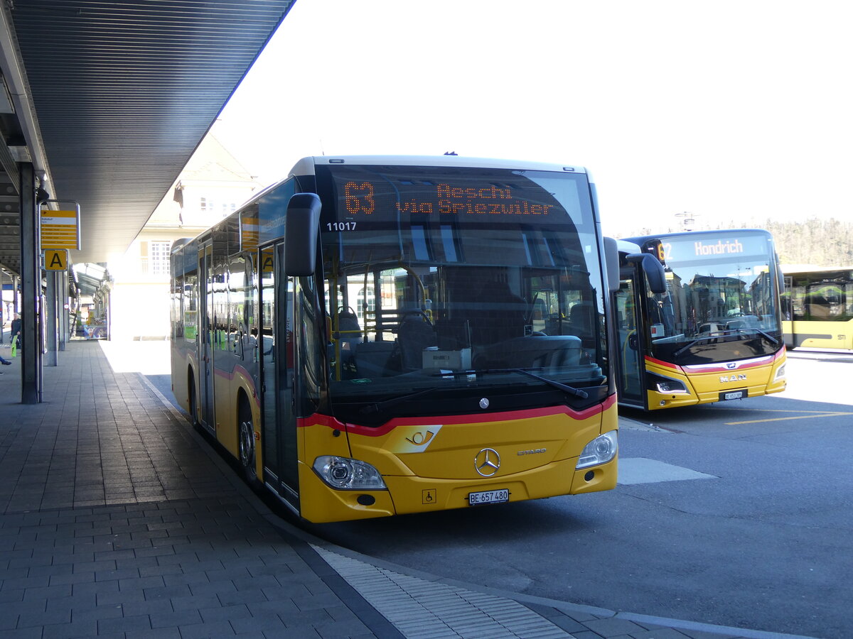 (273'082) - PostAuto Bern - BE 657'480/PID 11'017 - Mercedes am 20. Mrz 2025 beim Bahnhof Spiez