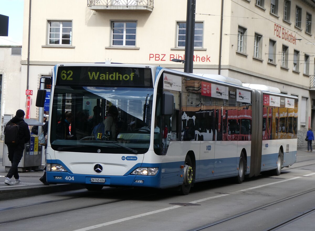 (273'153) - VBZ Zrich - Nr. 404/ZH 745'404 - Mercedes am 24. Mrz 2025 beim Bahnhof Zrich Oerlikon