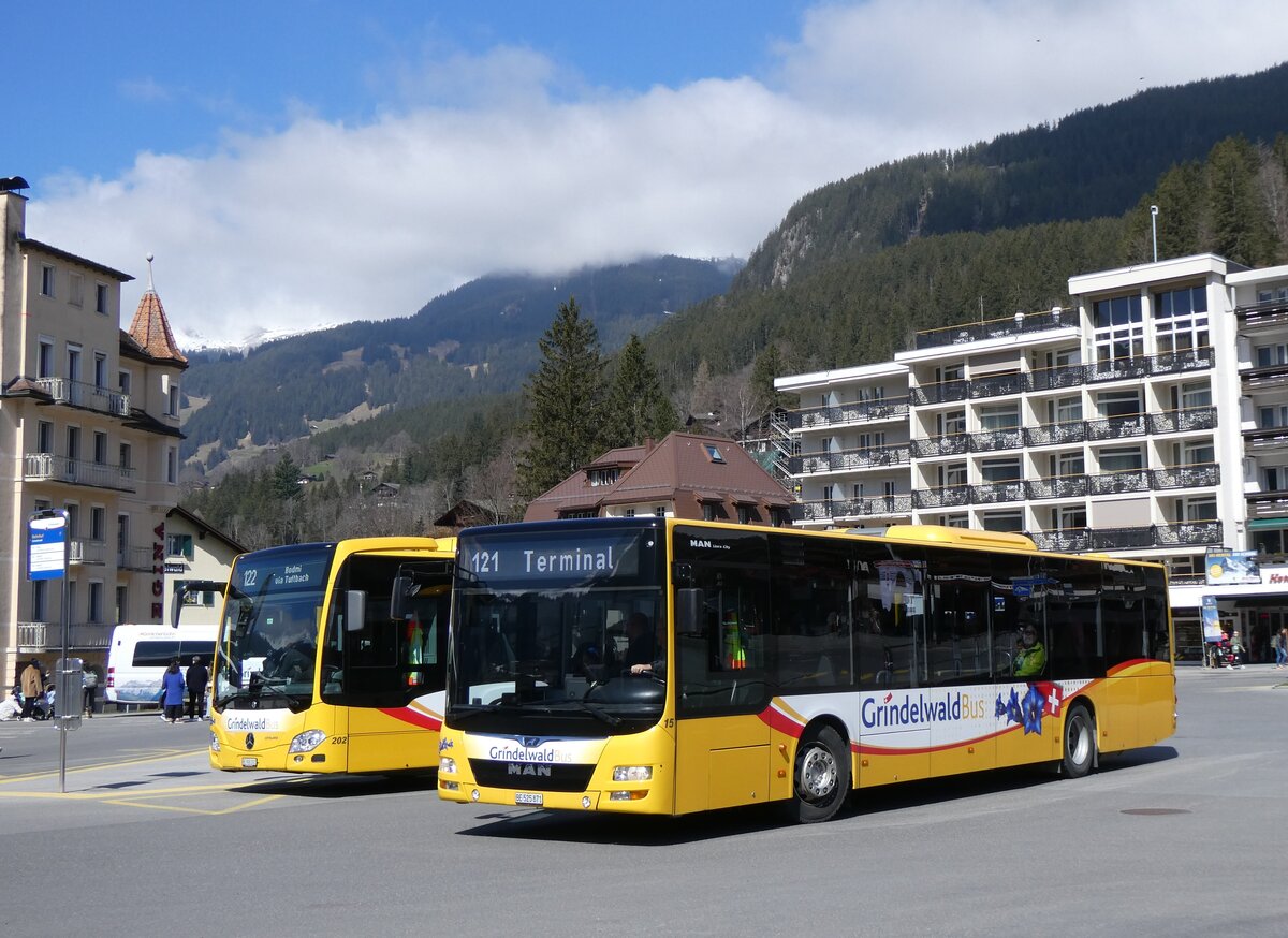 (273'265) - GrindelwaldBus, Grindelwald - Nr. 15/BE 525'871 - MAN am 28. Mrz 2025 beim Bahnhof Grindelwald