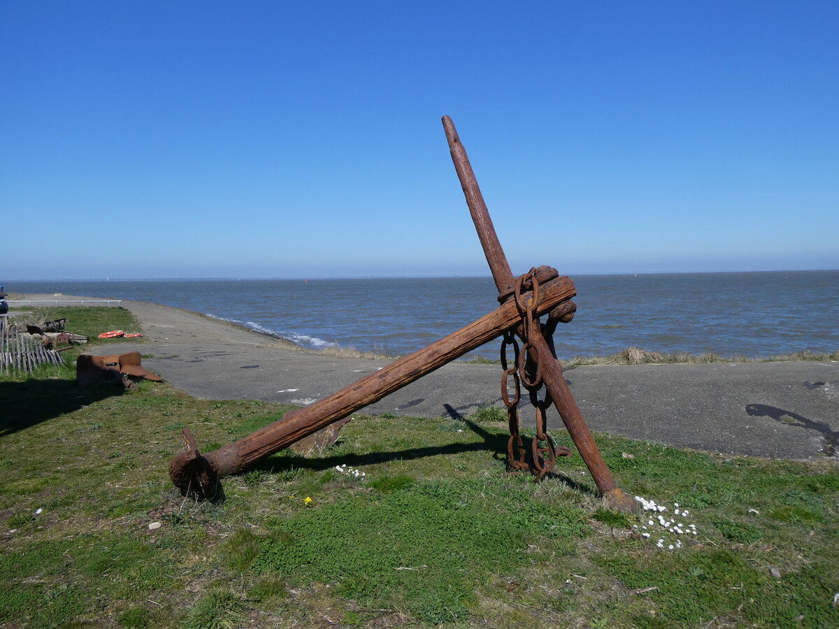 (273'563) - Alter Anker am 4. April 2025 im Hafen von Lauwersoog