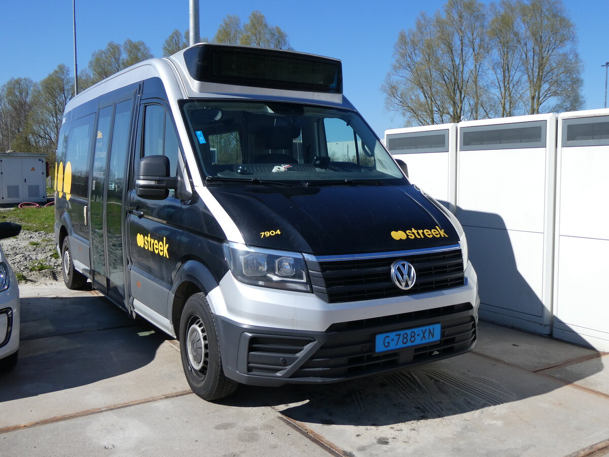(273'587) - Qbuzz, Groningen - Nr. 7904/G-788-XN - VW am 4. April 2025 in Zoutkamp, Garage