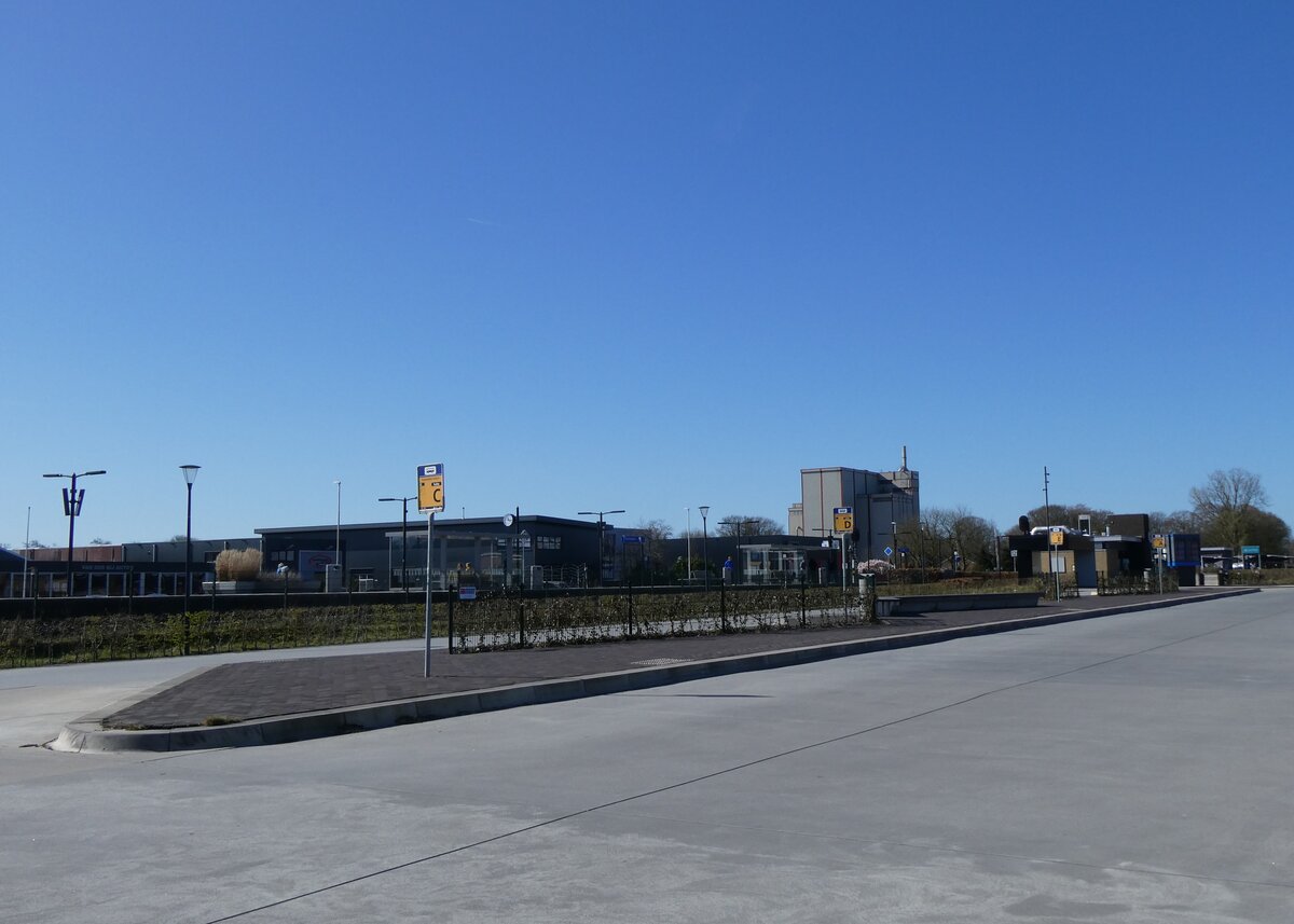 (273'618) - Qbuzz-Haltestellen am 5. April 2025 beim Bahnhof Feanwlden