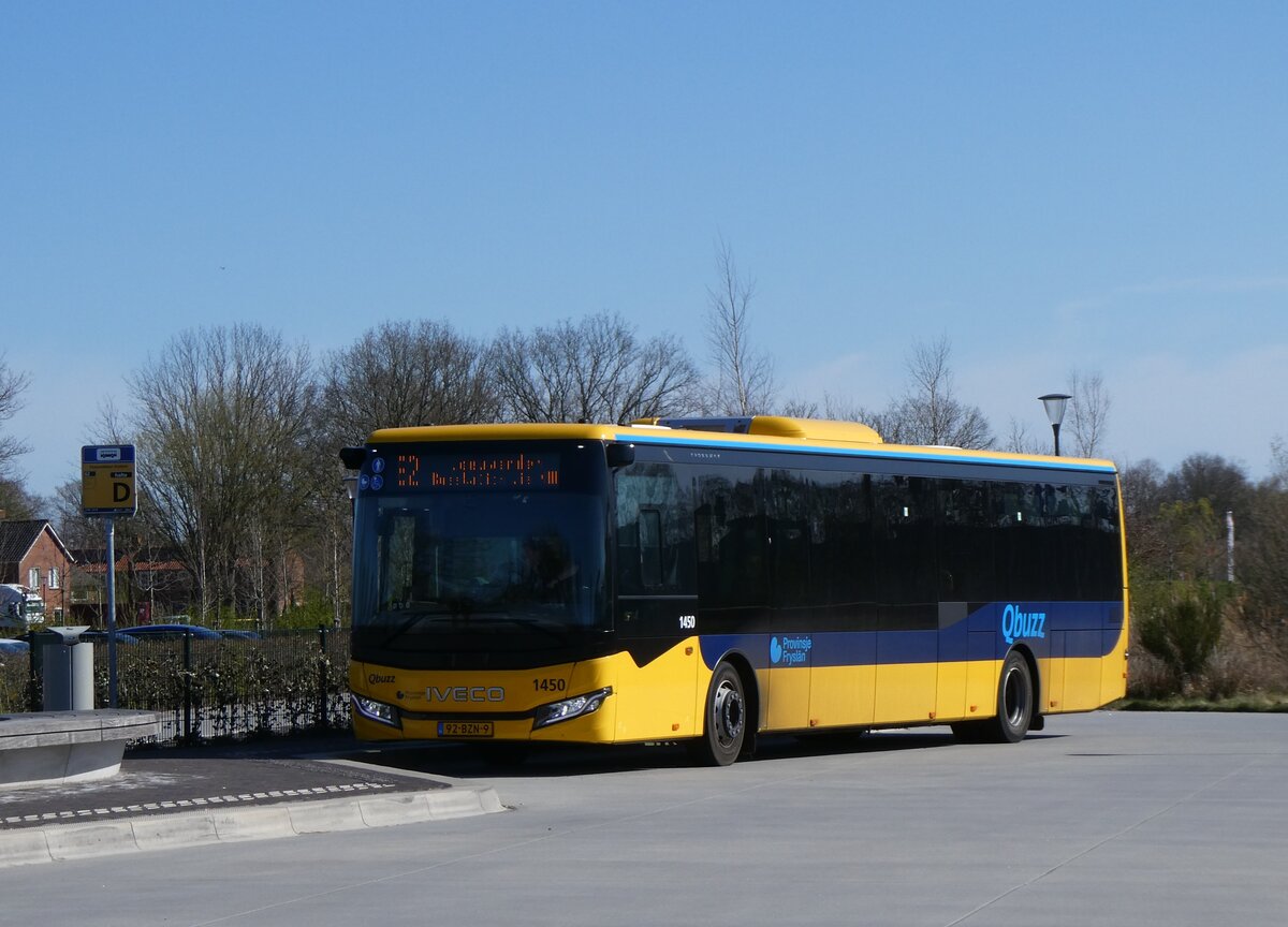 (273'621) - Qbuzz, Groningen - Nr. 1450/92-BZN-9 - Iveco am 5. April 2025 beim Bahnhof Feanwlden
