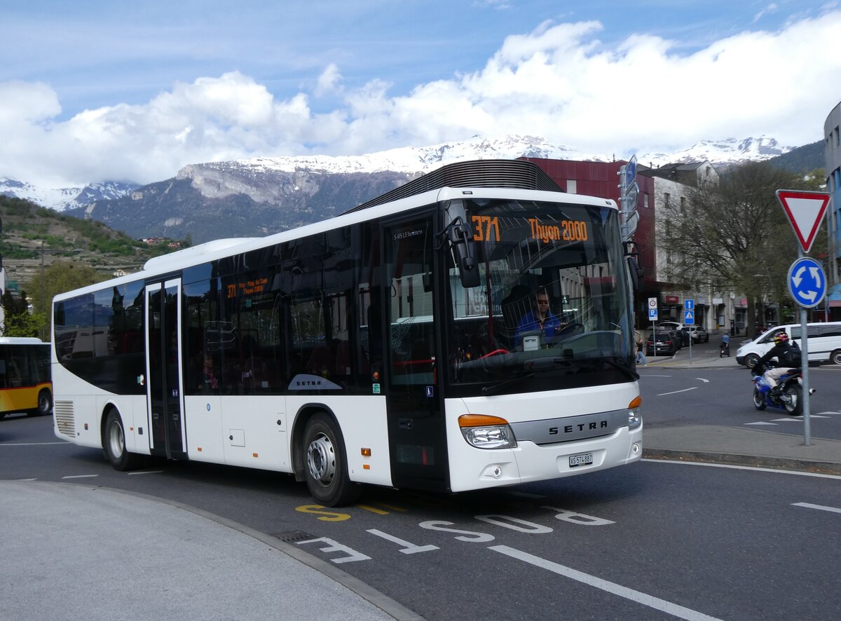 (273'944) - Theytaz, Sion - VS 574'887 - Setra am 14. April 2025 beim Bahnhof Sion
