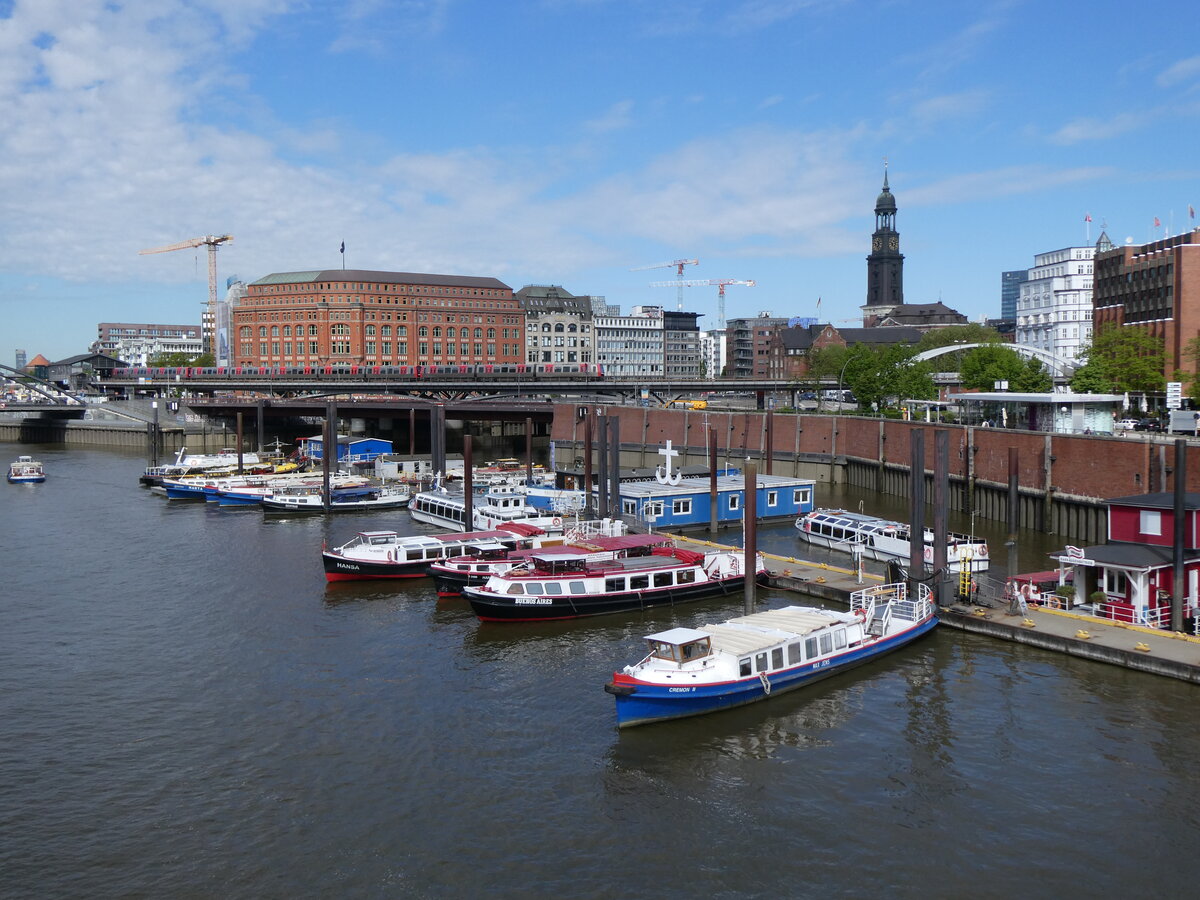 (275'043) - Schiffe auf der Elbe am 8. Mai 2025 in Hamburg