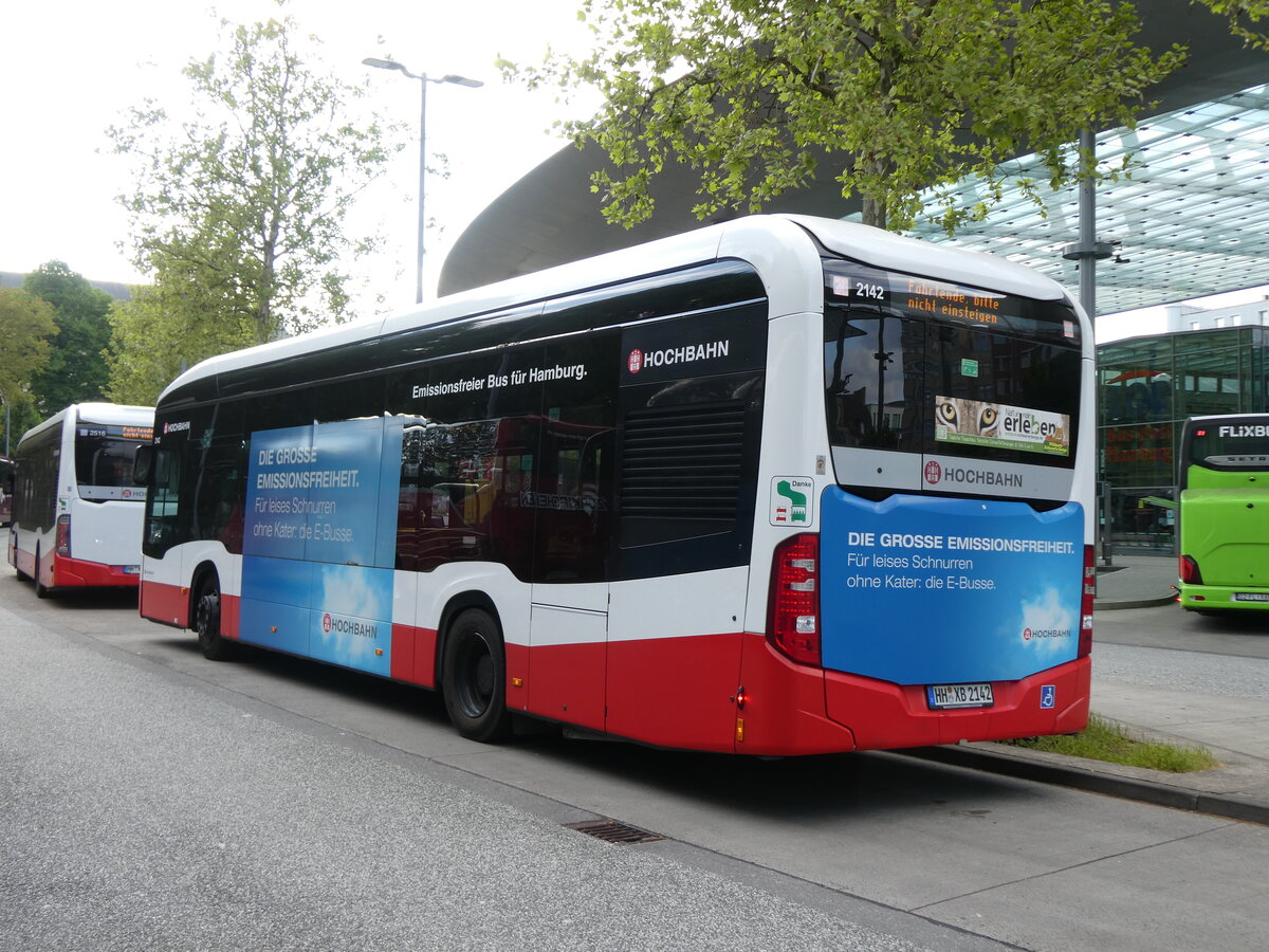 (275'382) - HHA Hamburg - Nr. 2142/HH-XB 2142 - eMercedes am 10. Mai 2025 beim Hauptbahnhof Hamburg