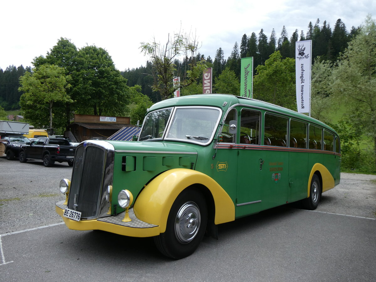 (275'881) - STI Thun - Nr. 15/BE 26'776 - Saurer/Gangloff (ex AvH Heimenschwand Nr. 5) am 27. Mai 2025 in Gohl, Restaurant Jgerhus