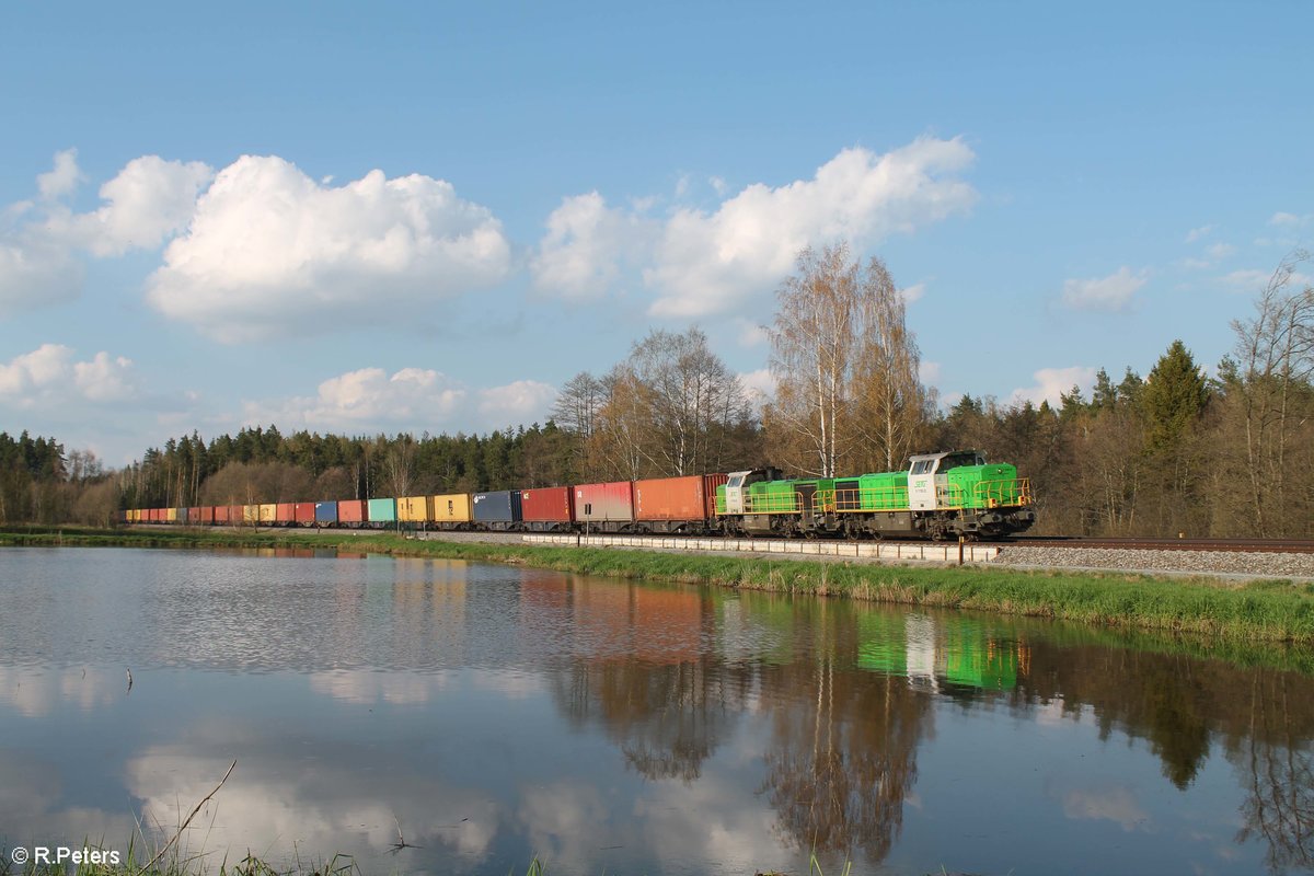 277 003-0 alias V1700.02 und 277 004-9 alias V1700.03 ziehen den umgeleiteten Wiesau Containerzug südlich von Wiesau über Weiden Schwandorf nach Nürnberg. 17.04.18