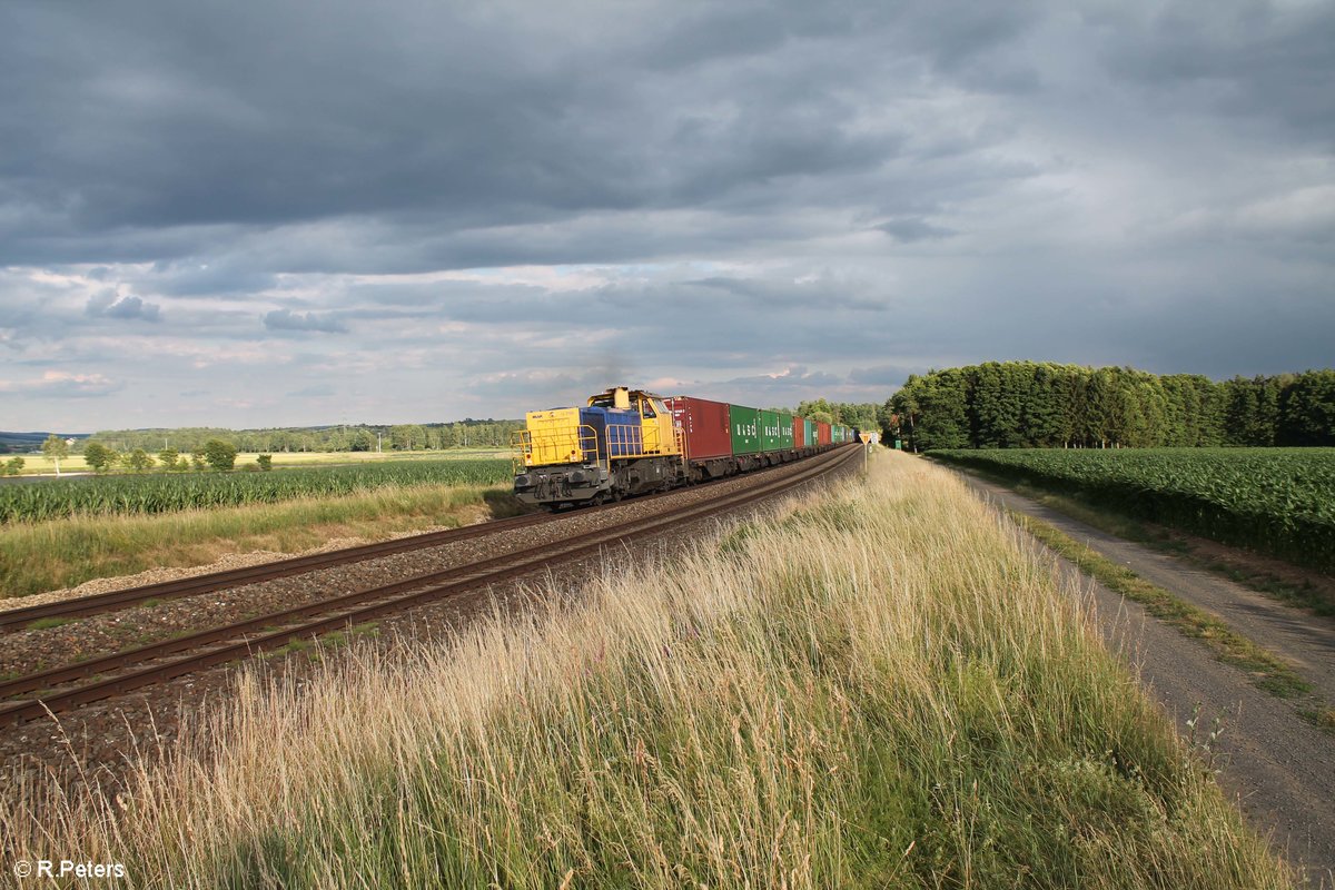 277 003-0 zieht den Wiesau - Hamburg Containerzug bei Oberteich bis Hof. 03.07.17