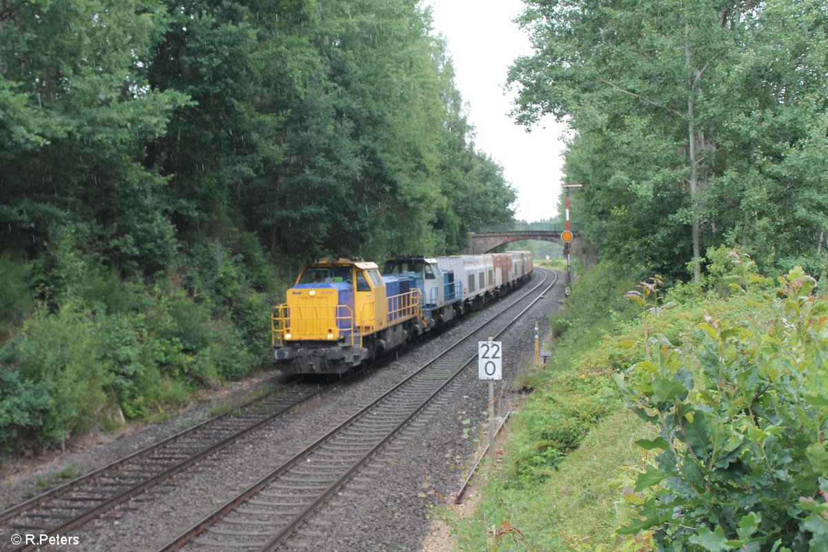 277 003 und 005 ziehen gemeinsam den Hackschnitzelzug ab Wiesau bei Reuth bei Erbendorf. 24.07.17