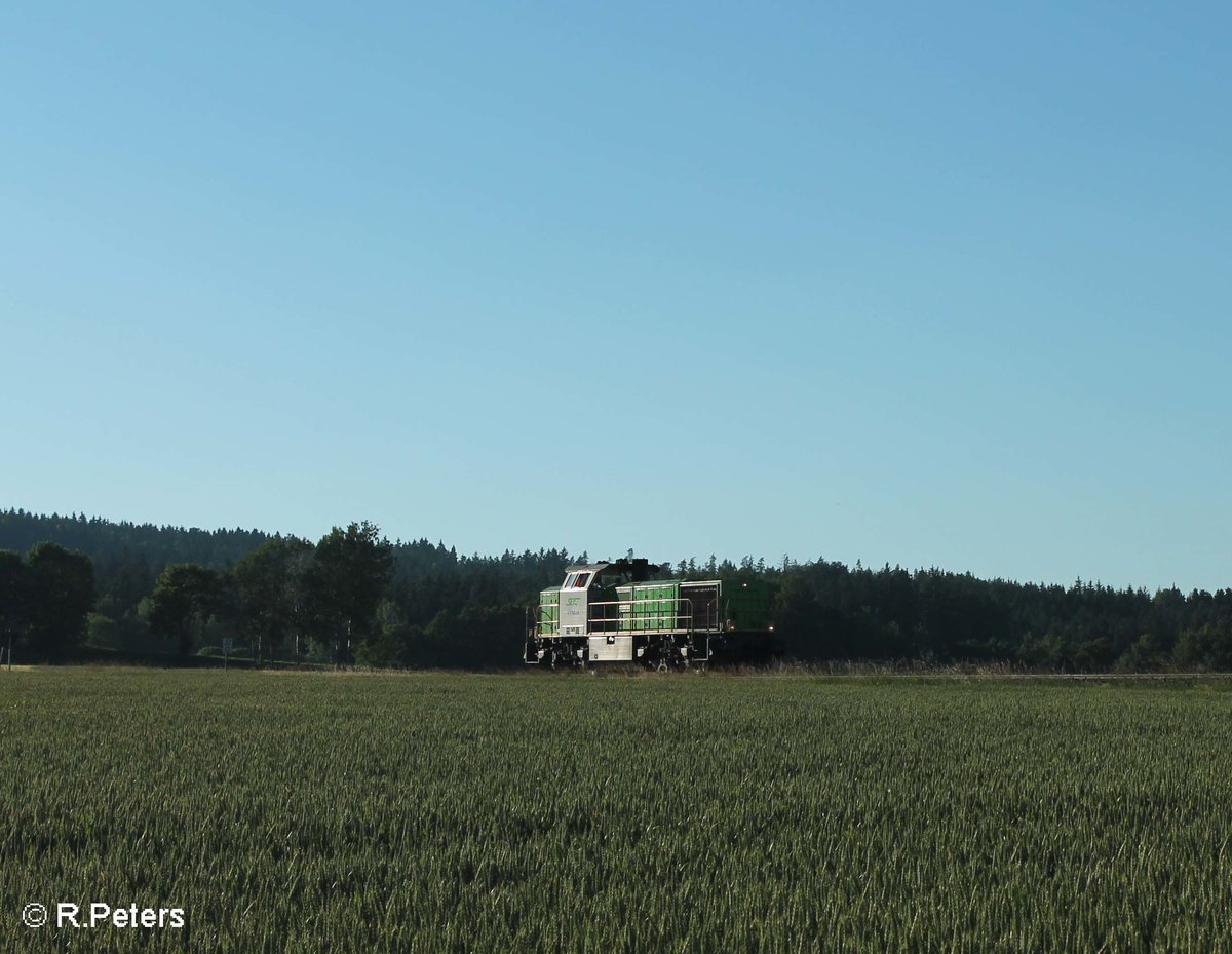 277 004-8 alias V1700.03 kommt Lz nach Wiesau gefahren nach dem sie einen Holzzug aus Cheb bis nach Marktredwitz gebracht hat. Nun rollt sie nach Wiesau um den leeren Zug zu holen. Oberteich 23.06.16