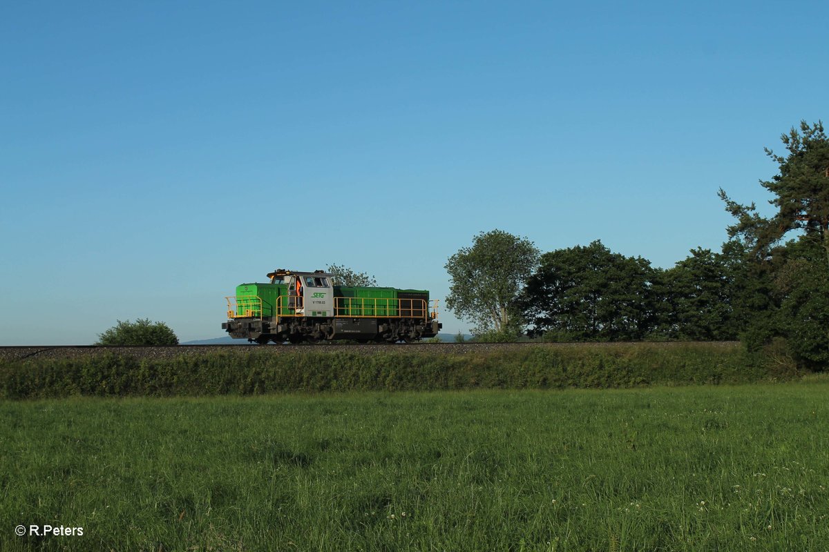 277 004-8 alias V1700.03 kommt Lz nach Wiesau gefahren nach dem sie einen Holzzug aus Cheb bis nach Marktredwitz gebracht hat. Nun rollt sie nach Wiesau um den leeren Zug zu holen. Oberteich 23.06.16