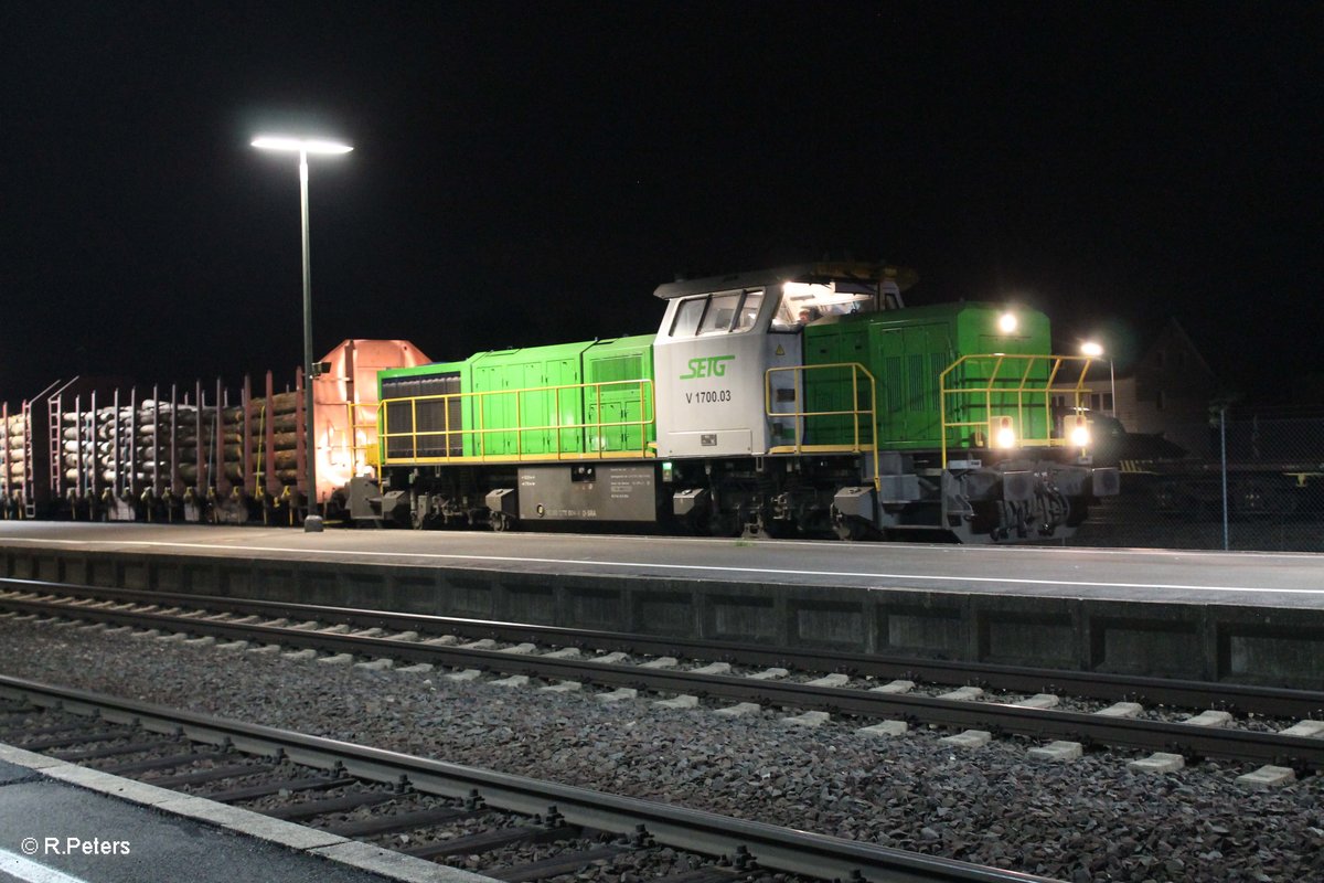 277 004-8 alias V1700.03 steht mit einem Holzzug aus Cheb im Bahnhof Wiesau/Oberpfalz Bayern und wartet auf das Umsetzen. 09.04.16