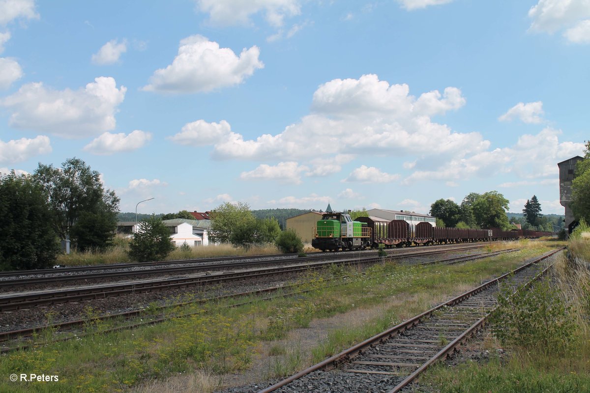 277 004 alias V1700.03 durchfährt mit einem Leeren Holzzug nach XTCH den Bahnhof Pechbrunn. 19.07.16