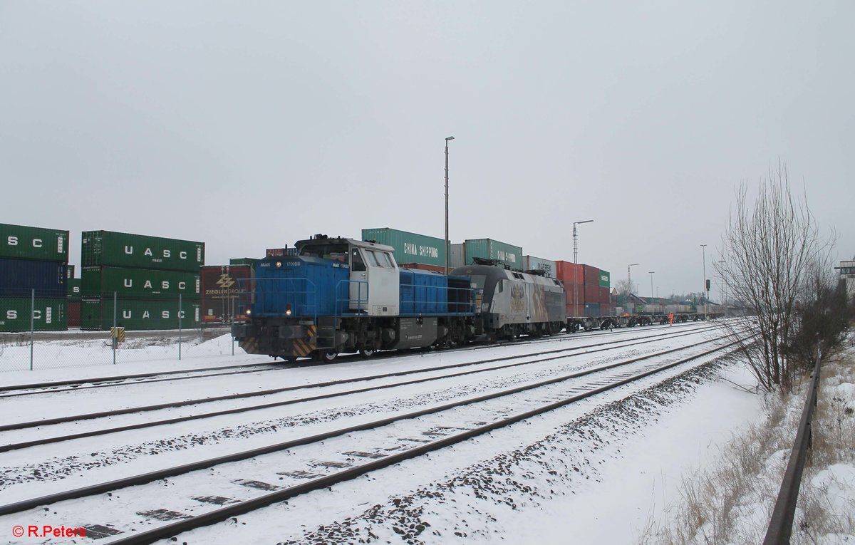 277 005 und 182 523 rangieren in Wiesau mit einem Containerzug. 11.01.17