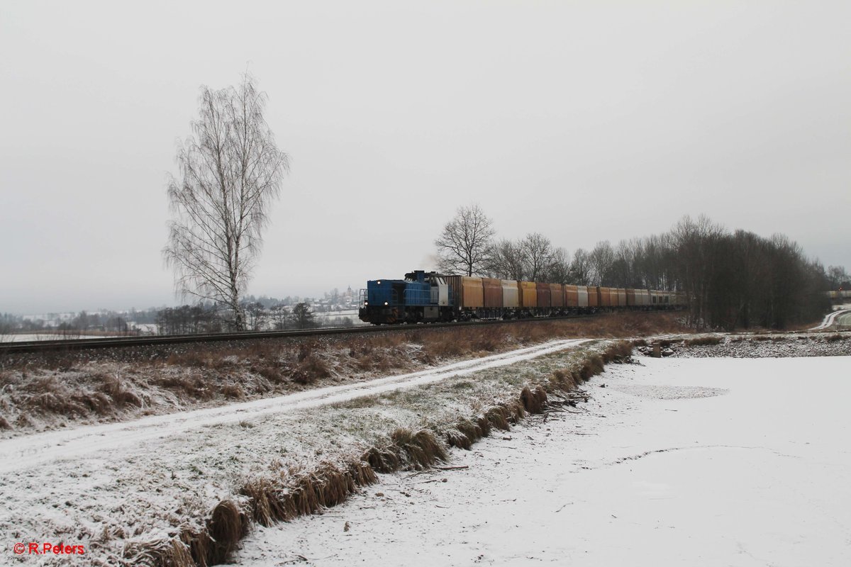 277 005-5 und 193 814 ziehen den Hackschnitzelzug nach Regensburg kurz hinter Wiesau. 03.01.17