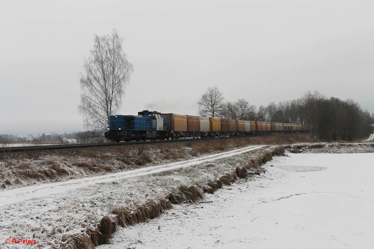 277 005-5 und 193 814 ziehen den Hackschnitzelzug nach Regensburg kurz hinter Wiesau. 03.01.17