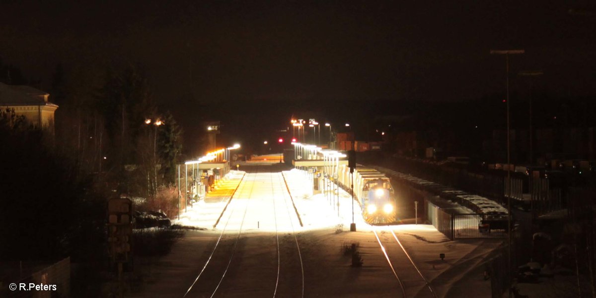 277 005 steht mit dem Hackschnitzelzug auf Gleis 4 in Wiesau für die Abfahrt nach Regensburg bereit. 14.01.17