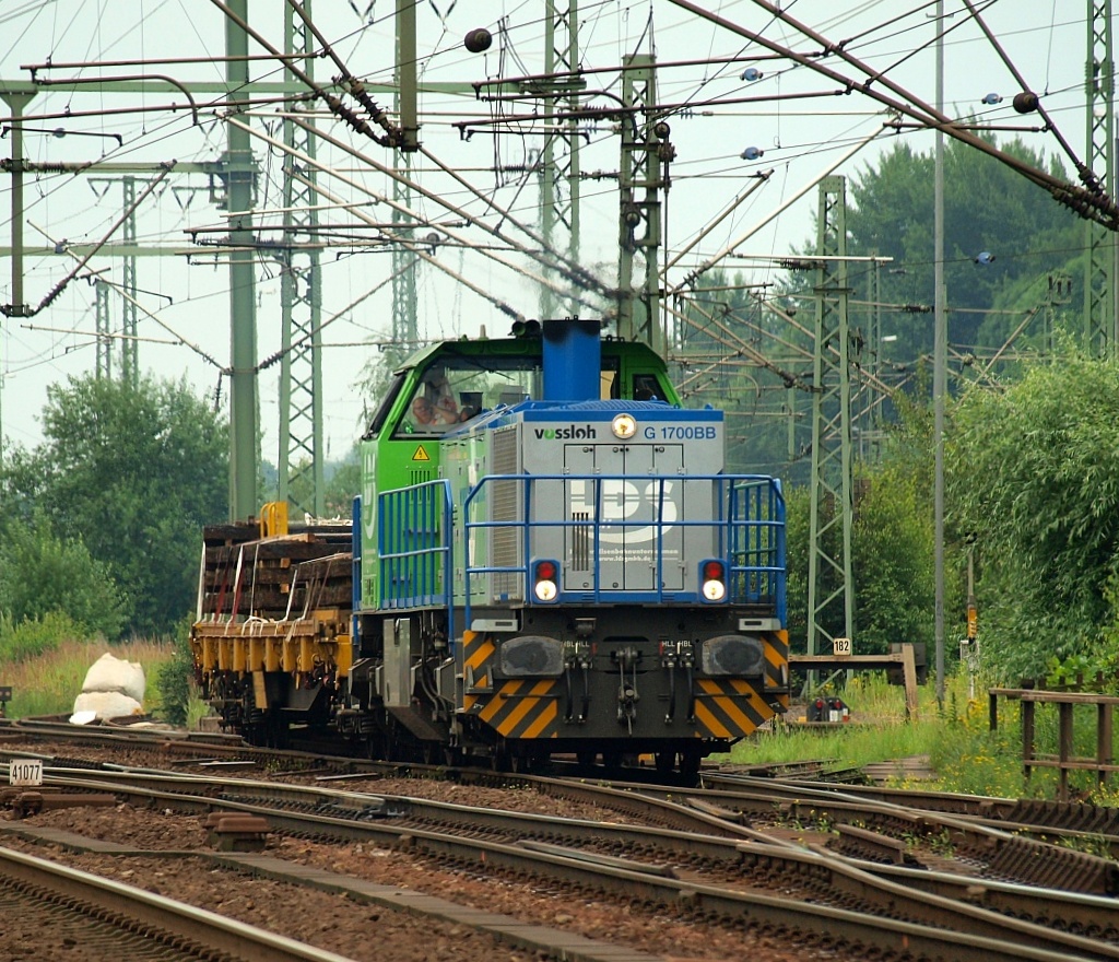 277 031-1 hier noch in der Vossloh-Werkslackierung verlässt den alten Gbf HH-Harburg mit einem Bauzug. Inzwischen trägt sie die Farben der Firma Schweerbau. 08.07.2011