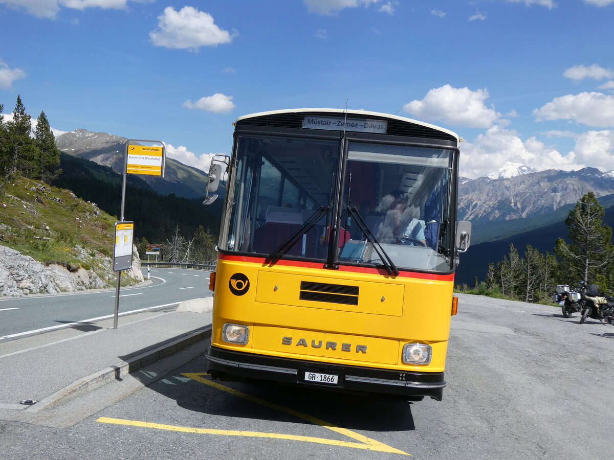 (277'059) - Gaudenz, Andeer - GR 1866 - Saurer/R&J (ex Mark, Andeer PID 2824; ex PostAuto Graubnden; ex P 24'350) am 19. Juni 2025 auf dem Ofenpass, Ssom Giv