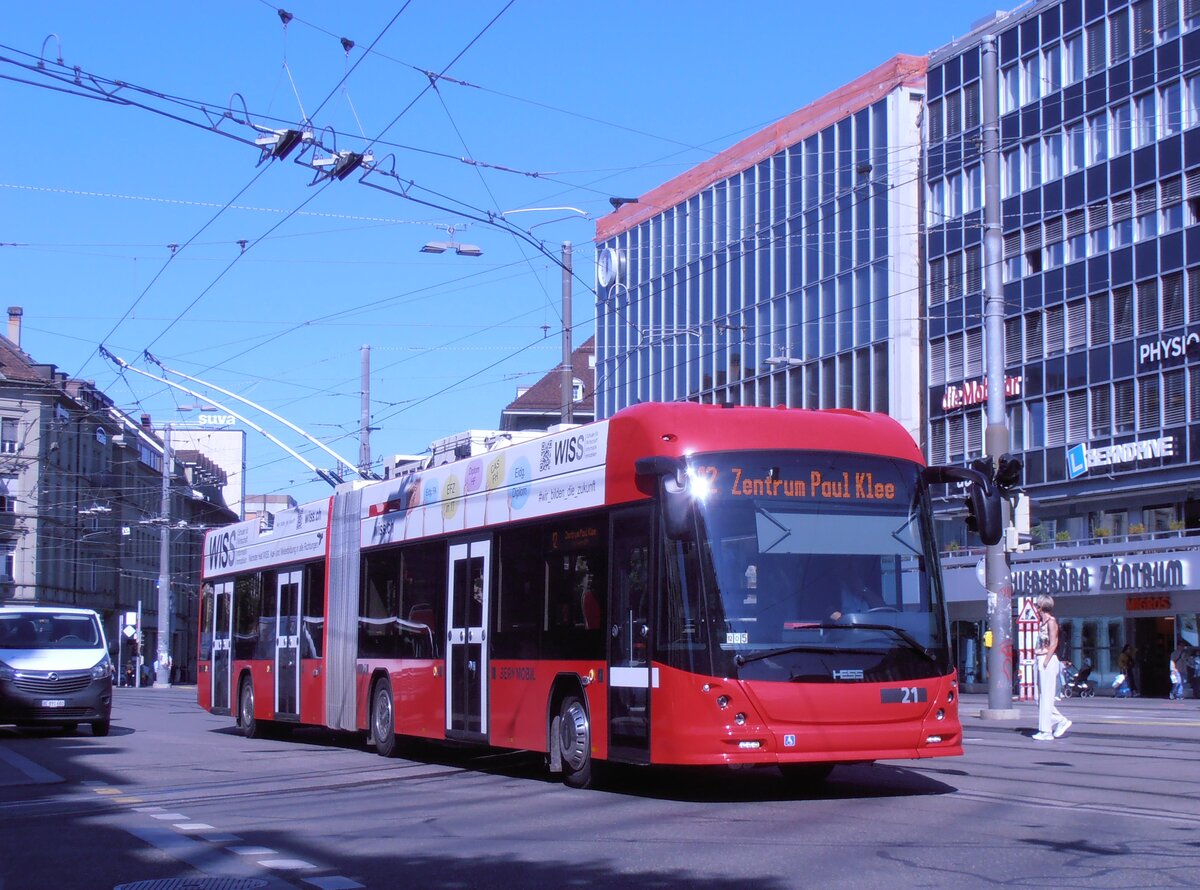 (277'707) - Bernmobil, Bern - Nr. 21 - Hess/Hess Gelenktrolleybus am 9. Juli 2025 beim Bahnhof Bern