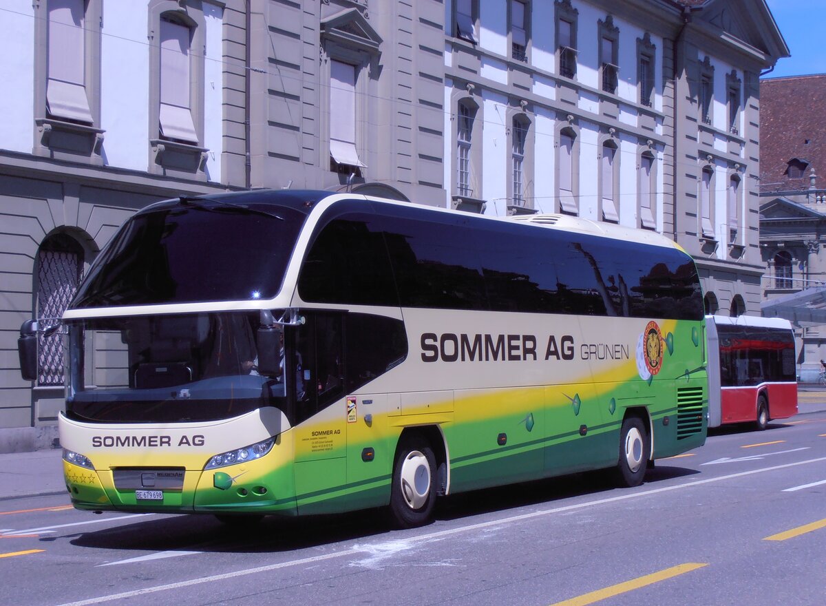 (277'818) - Sommer, Grnen - BE 679'698 - Neoplan am 12. Juli 2025 beim Bahnhof Bern
