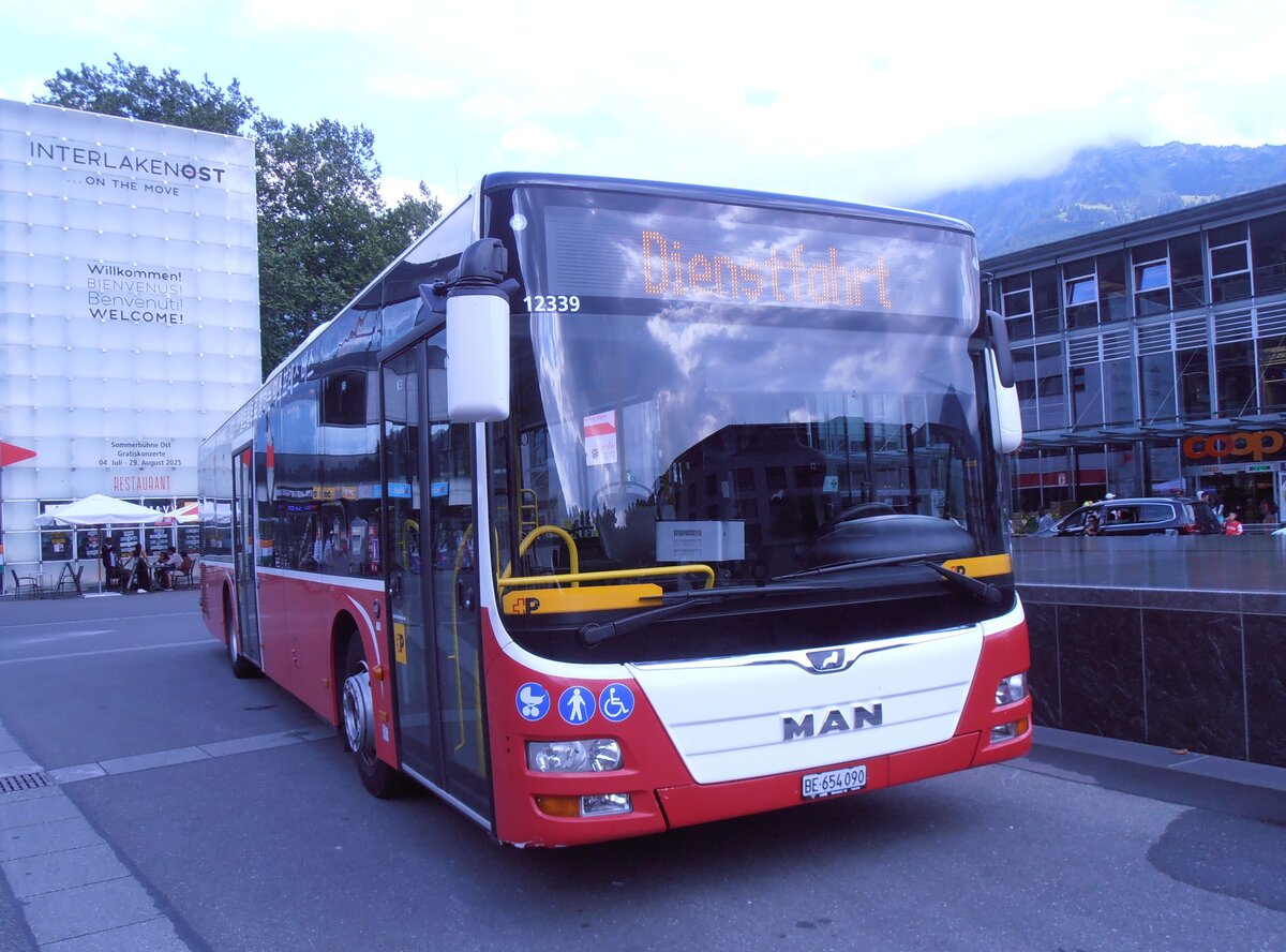 (277'873) - PostAuto Bern - BE 654'090/PID 12'339 - MAN (ex Dr. Richard, A-Wien Nr. 1419) am 15. Juli 2025 beim Bahnhof Interlaken Ost