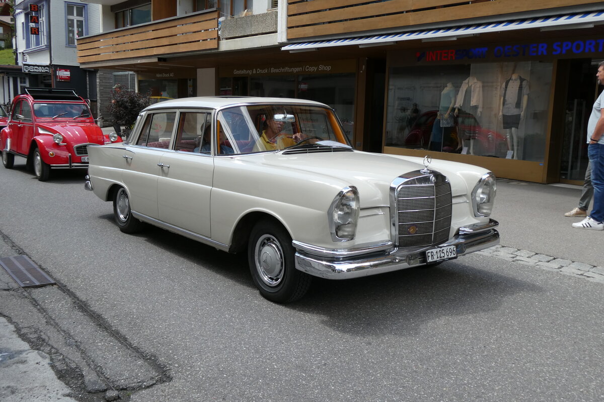 (278'200) - Mercedes - FR 125'696 - am 27. Juli 2025 in Adelboden, Dorfstrasse