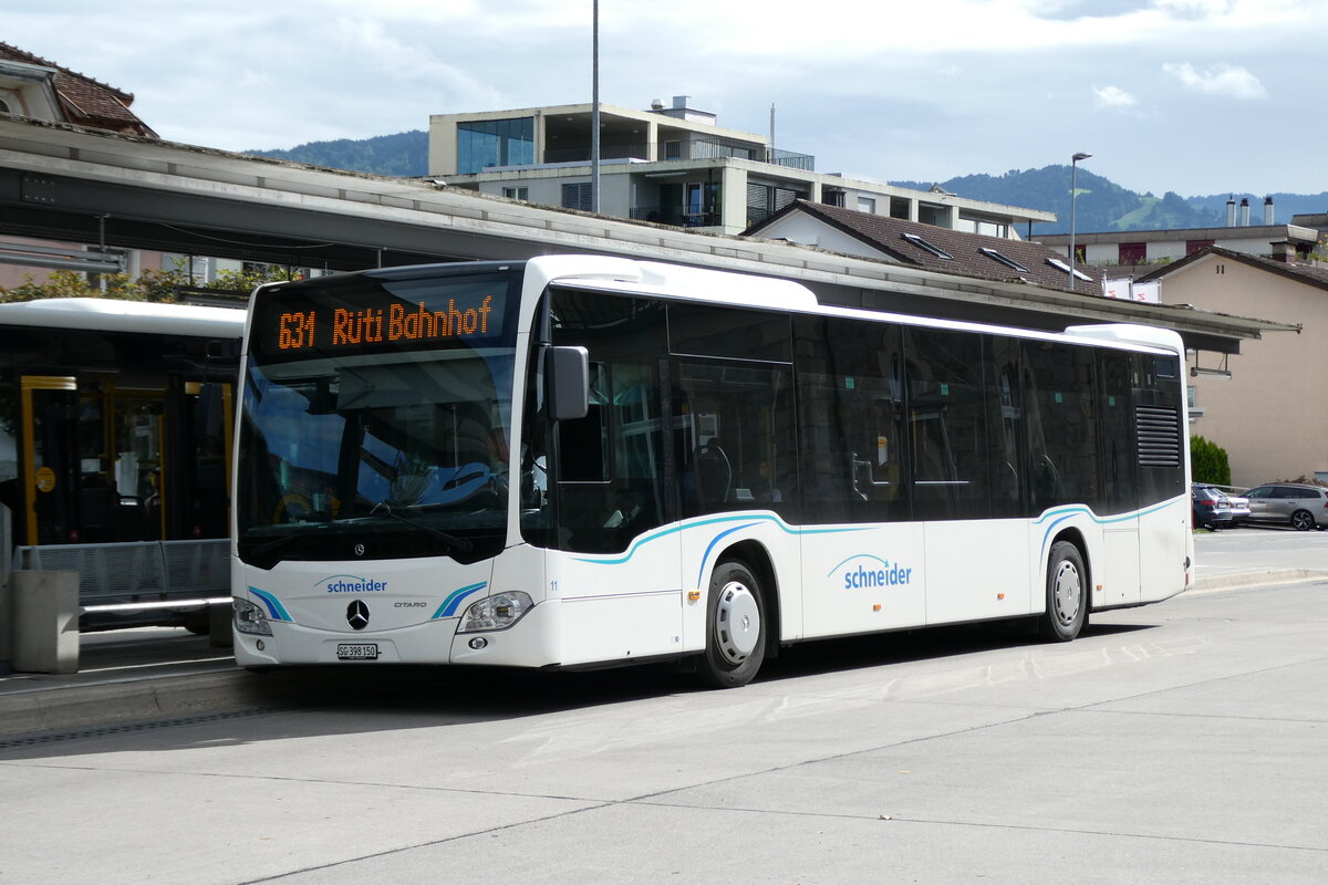 (279'511) - Schneider, Ermenswil - Nr. 11/SG 398'150 - Mercedes am 29. August 2025 beim Bahnhof Uznach