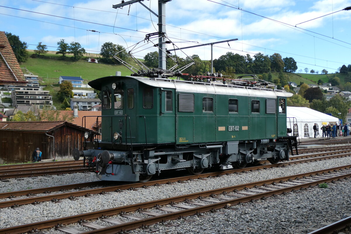 (280'944) - EBT-Lokomotive - Nr. 102 - am 4. Oktober 2025 im Bahnhof Huttwil