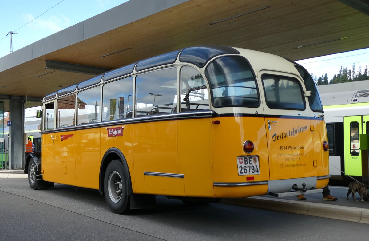 (280'954) - Stalder, Wyssachen - BE 26'794 - Saurer/R&J (ex Loosli, Wyssachen) am 4. Oktober 2025 beim Bahnhof Huttwil (280'954) - Stalder, Wyssachen - BE 26'794 - Saurer/R&J (ex Loosli, Wyssachen) am 4. Oktober 2025 beim Bahnhof Huttwil