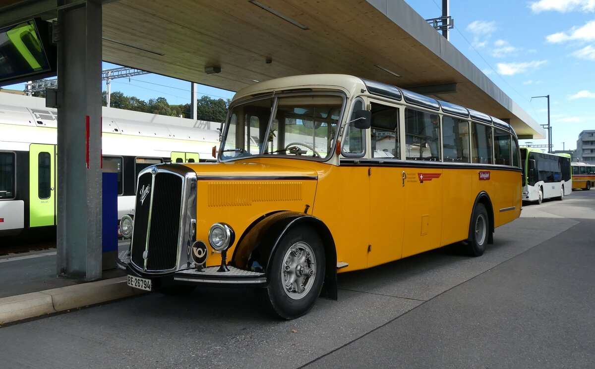 (280'956) - Stalder, Wyssachen - BE 26'794 - Saurer/R&J (ex Loosli, Wyssachen) am 4. Oktober 2025 beim Bahnhof Huttwil (280'956) - Stalder, Wyssachen - BE 26'794 - Saurer/R&J (ex Loosli, Wyssachen) am 4. Oktober 2025 beim Bahnhof Huttwil